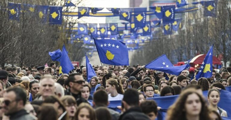 kosovo-flags-waving-780x405