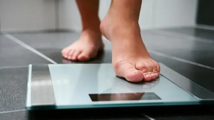 1800ss_getty_rf_stepping_onto_weight_scale