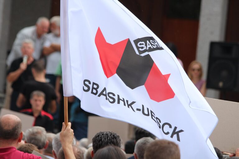 Nga-cerdhet-e-deri-ne-nivelin-universitar-SBASHK-i-bashkohet-protestes-kunder-Gjykates-Speciale-Insajderi.org_
