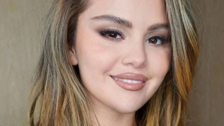 Selena-Gomez-highlights-1200-smile-o