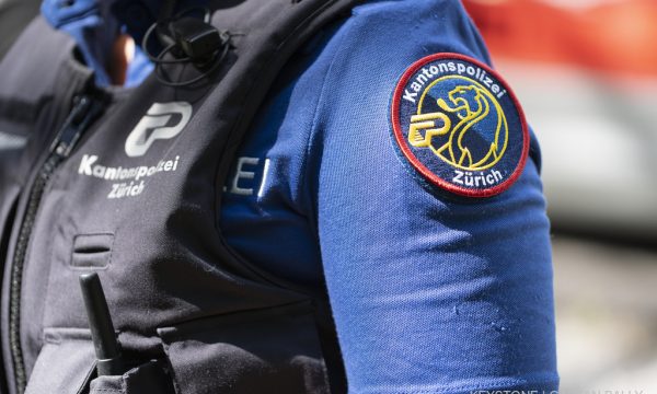 police-kantonale-cyrih-zurich-polizistin-600x360-1