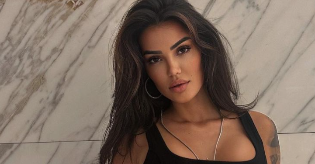 Morena-Taraku-publikon-fotografi-me-nje-mashkull-misterioz-ne-shtratin-e-nje-hoteli-ne-Paris-Insajderi.org_